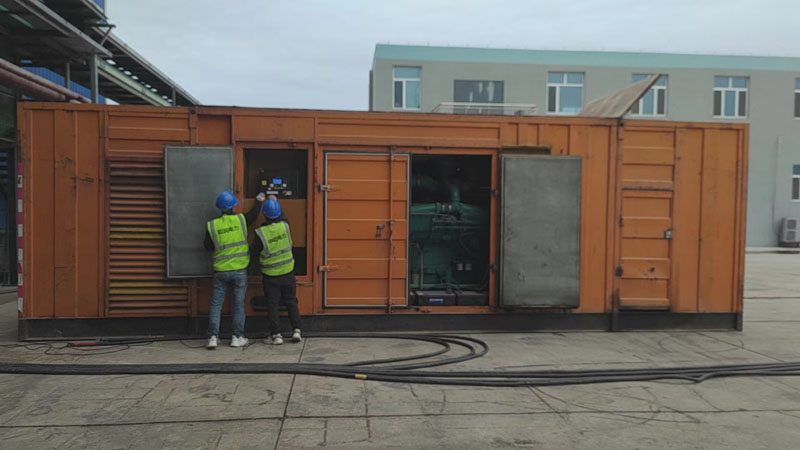 大名如何检查柴油发电机组的机油油位？